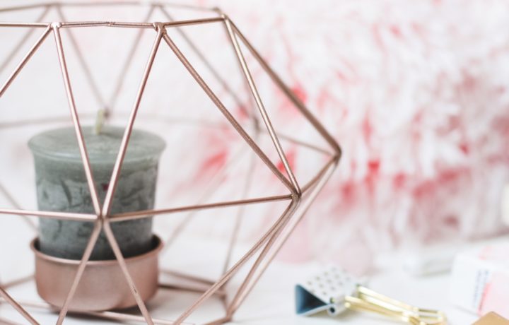 Les meubles métalliques sont une excellente option pour les personnes qui cherchent à ajouter une touche moderne à leur décor.